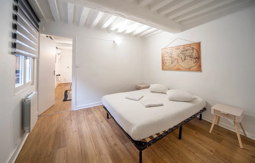 Chambre avec installation électrique moderne