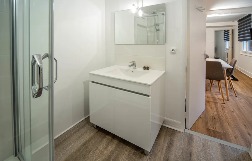 Salle de bain avec placard évier et parquet