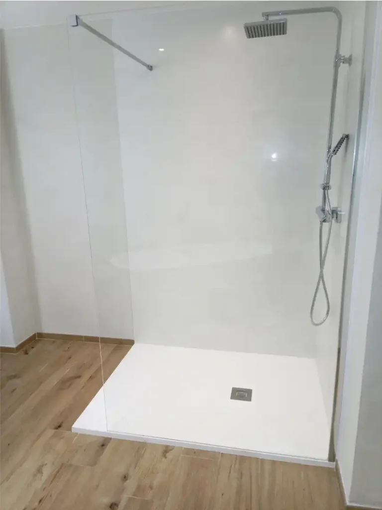 Douche à l'italienne avec paroi en verre