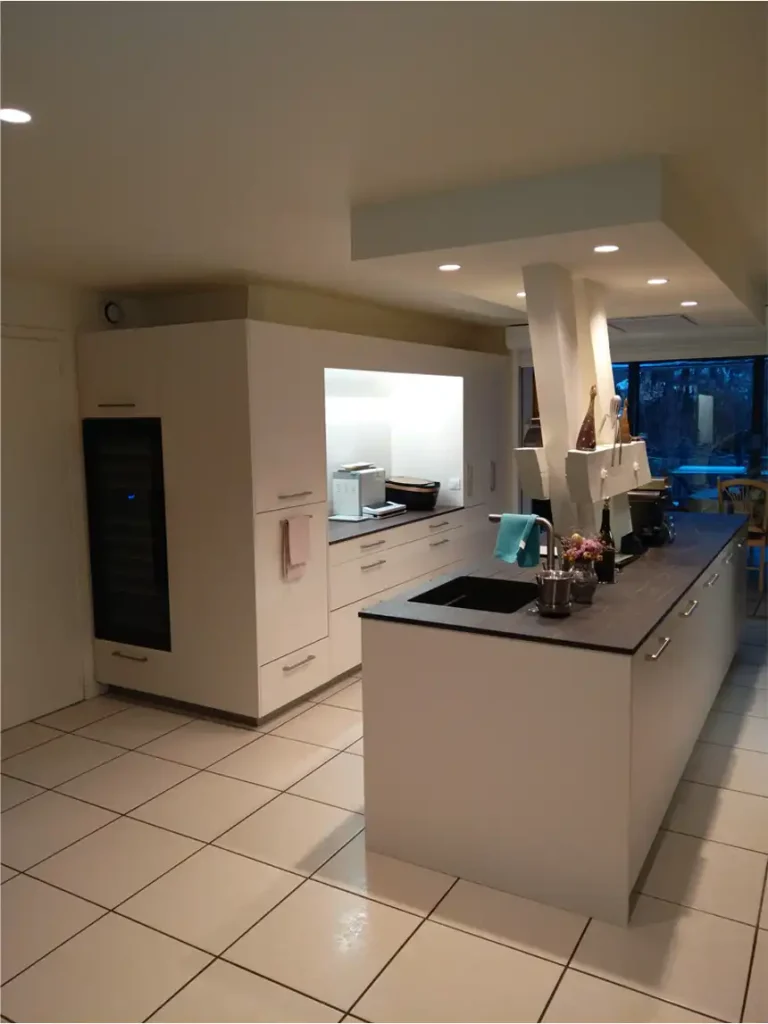 Cuisine rénovée avec îlot central et plan de travail marbré par CRC