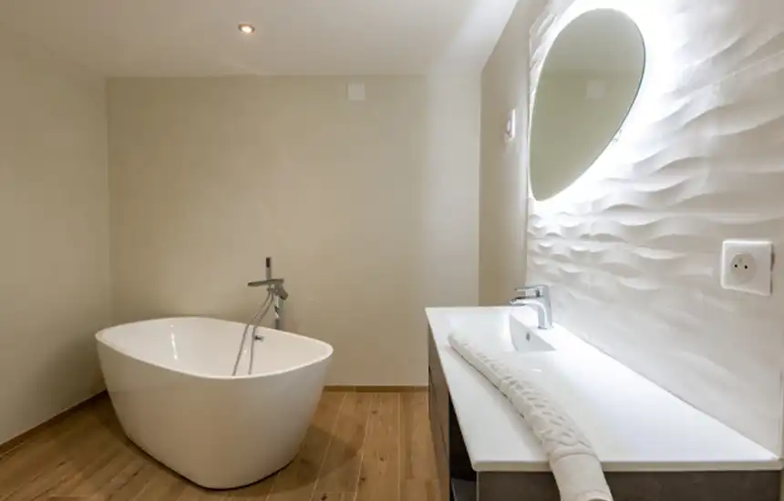 Salle de bain avec meubles sur mesure et carrelage mural par CRC