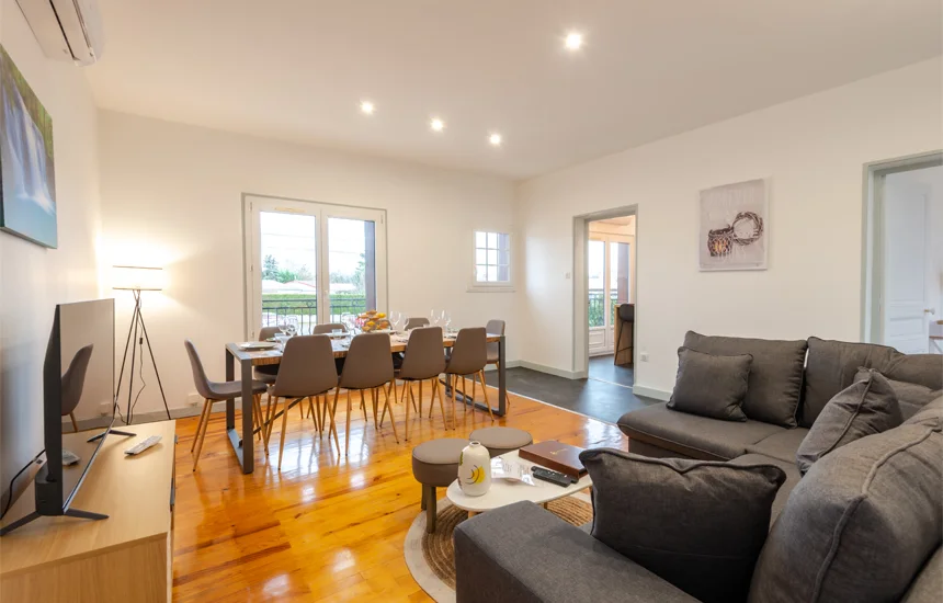 Séjour rénové avec parquet en bois